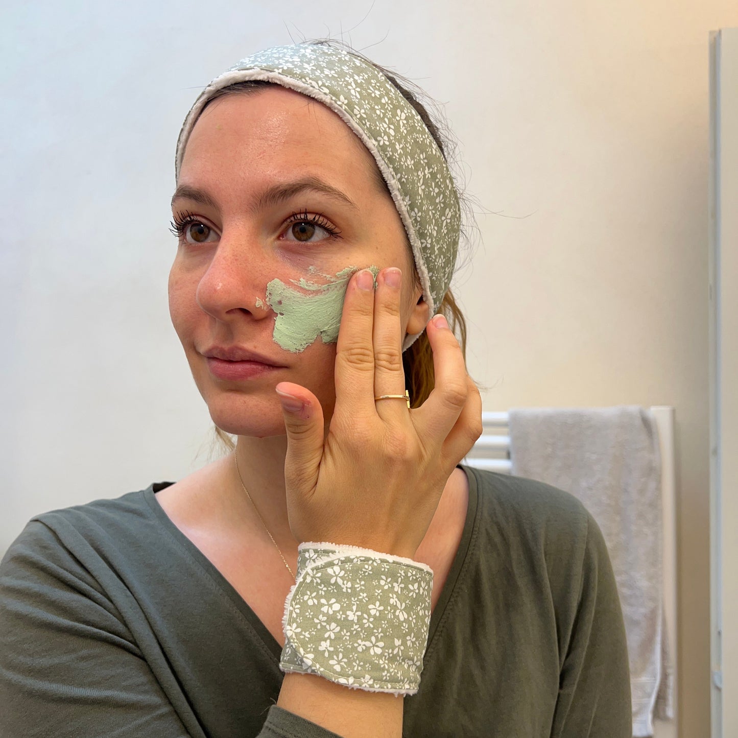 Bandeau et manchettes de soins vert sauge