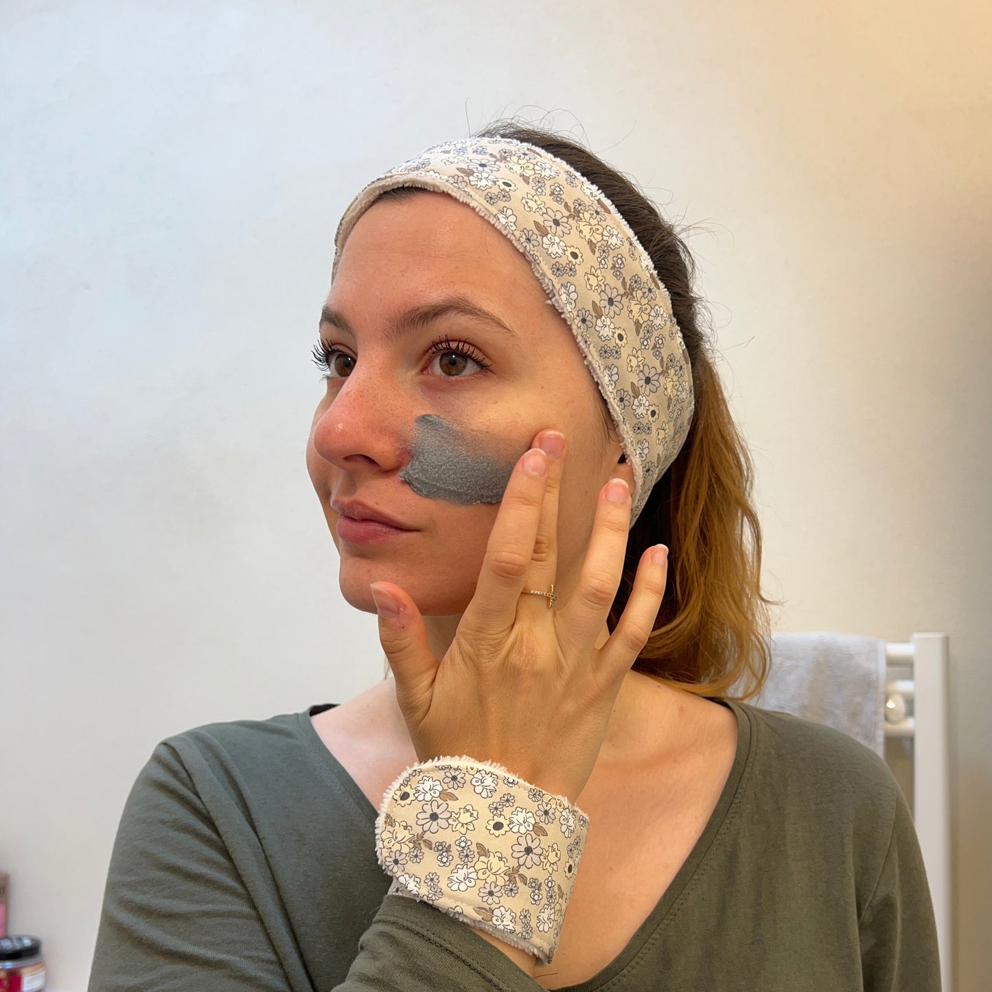 Bandeau et manchettes de soins fleurs beige